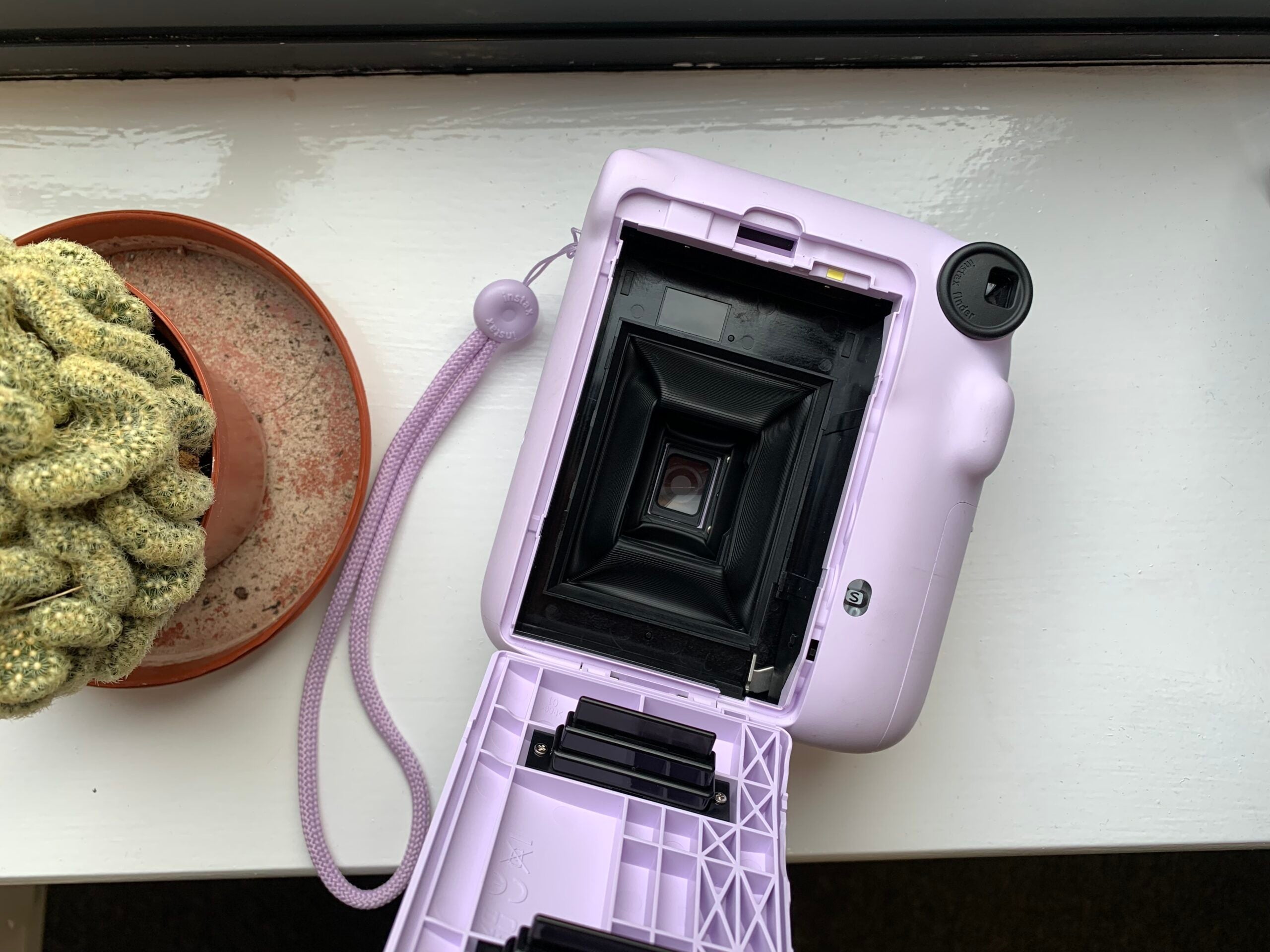 So legen Sie einen Film in eine Instax Mini-Kamera ein