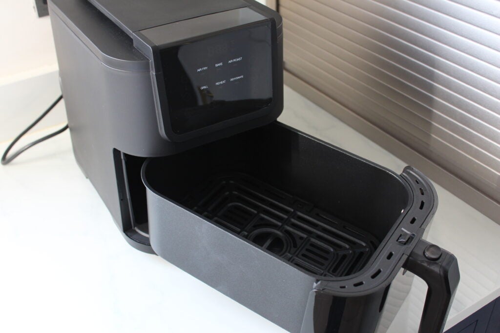 Chefree AFW01 Air Fryer cooking area