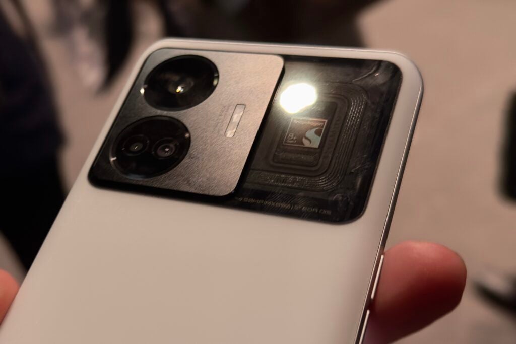 Корпус камеры Realme GT3 и задняя часть крупным планом