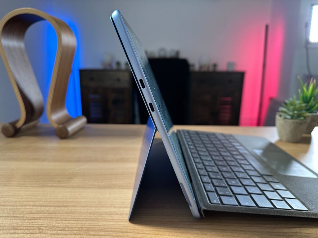 Lateral - Microsoft Surface Pro 9