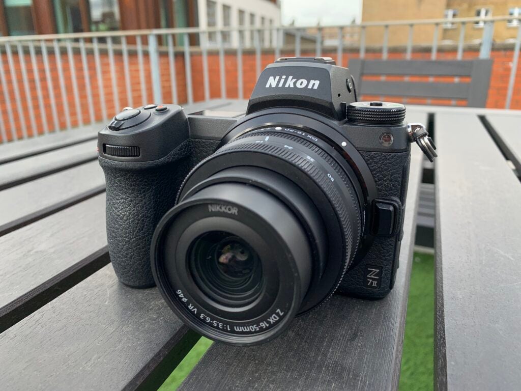 Nikon Z7 II спереди 2
