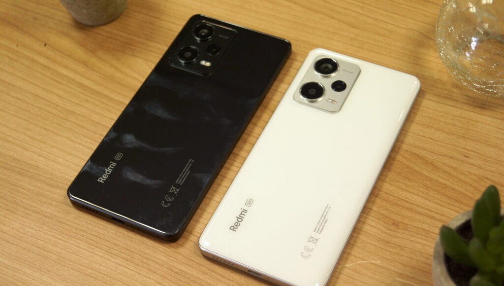 Xiaomi Redmi Note 12 Pro 5G dan Note 12 Pro Plus 5G di atas meja