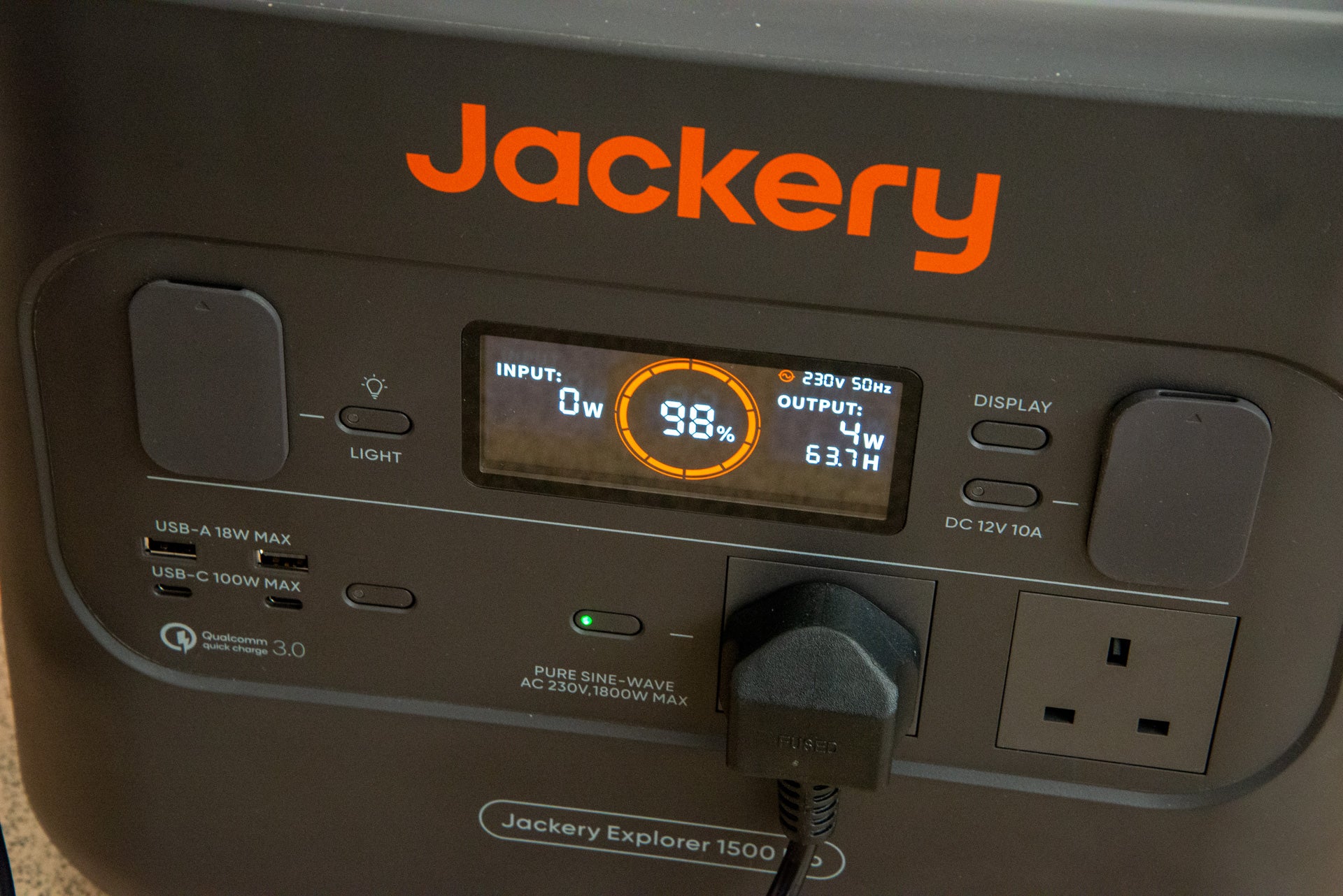 Jackery Explorer 1500 Pro plug and power remaining