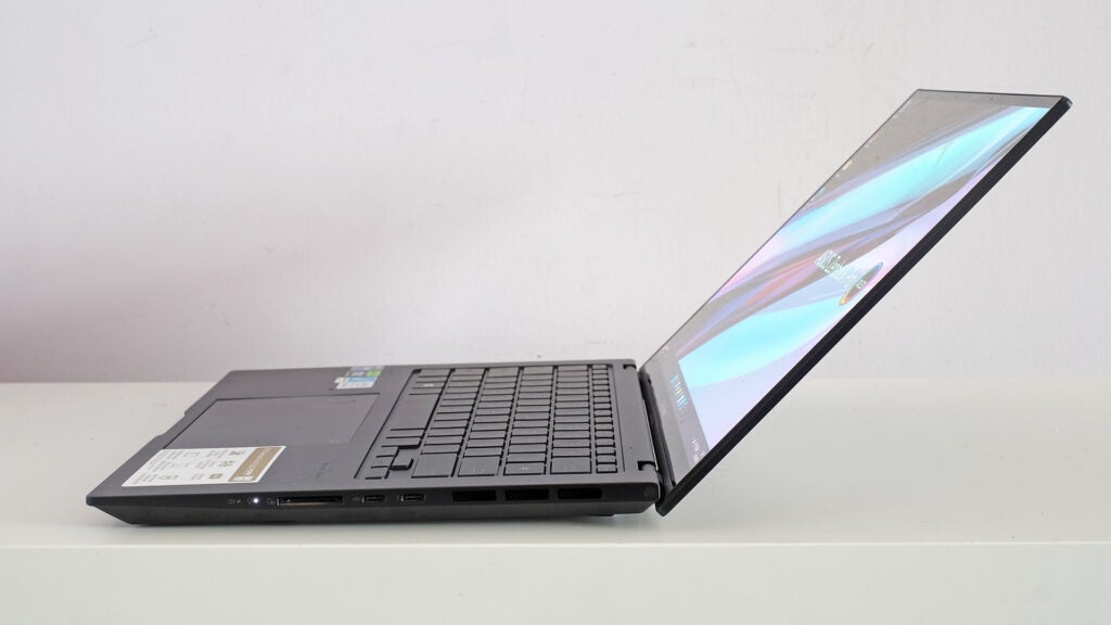 Side - Asus Zenbook Pro 14 OLED (2023)