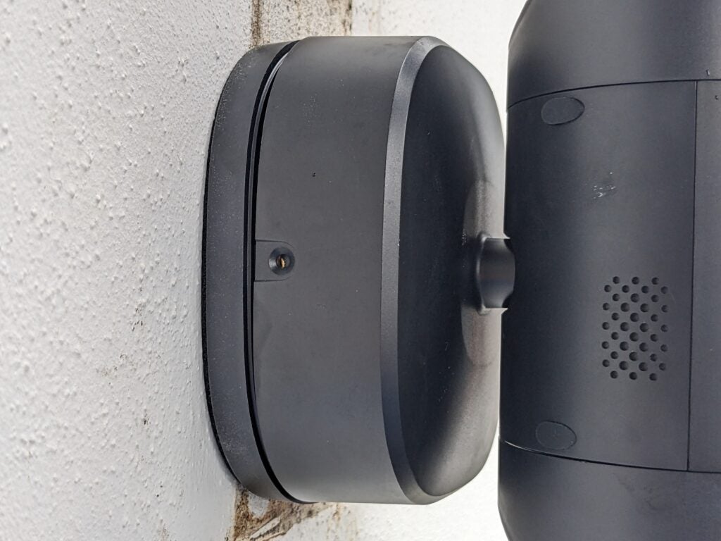 Eufy S100 Wired Wall Light Cam показывает, как он крепится к стене