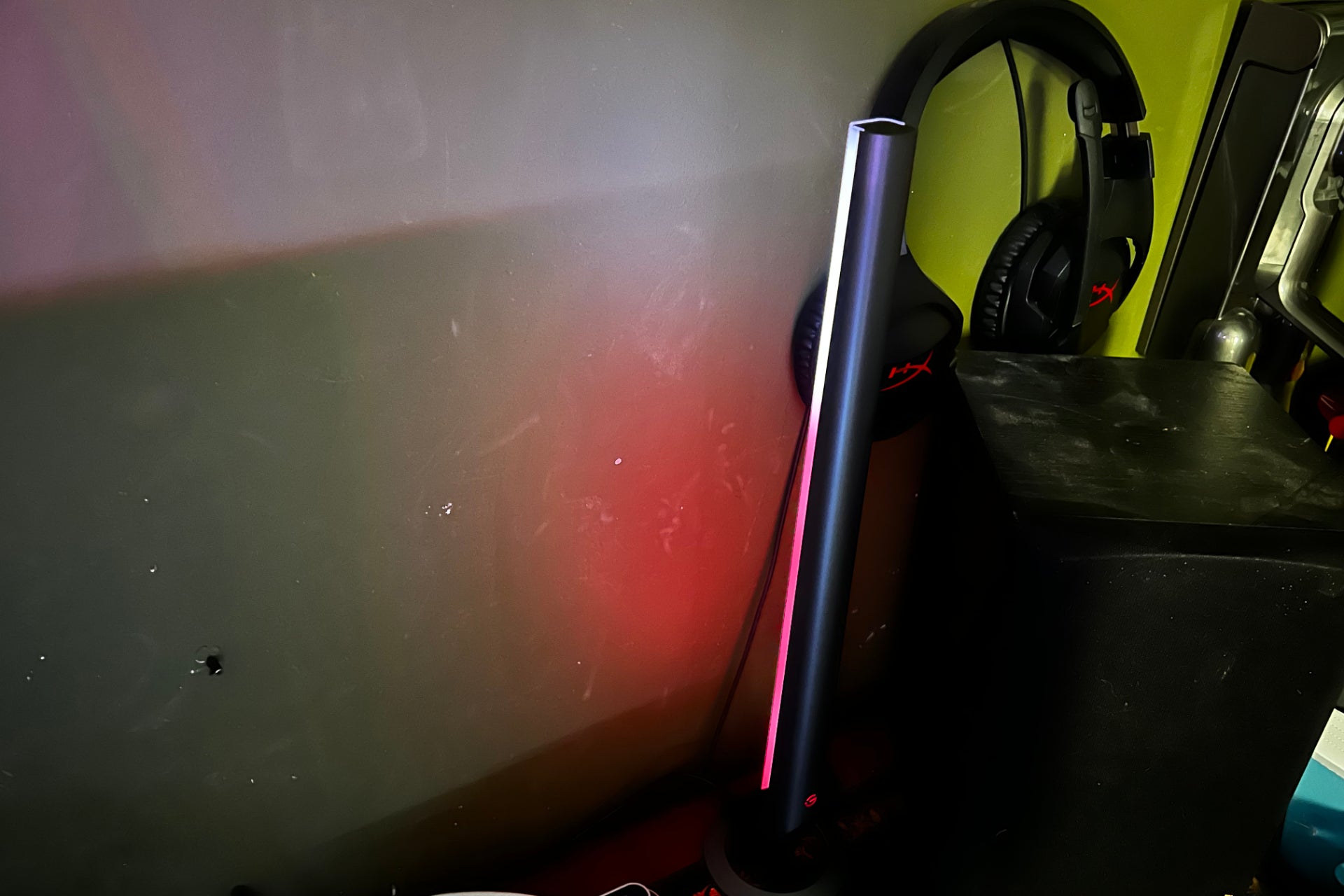 Barra de luces del kit Govee AI Gaming Sync Box encendida