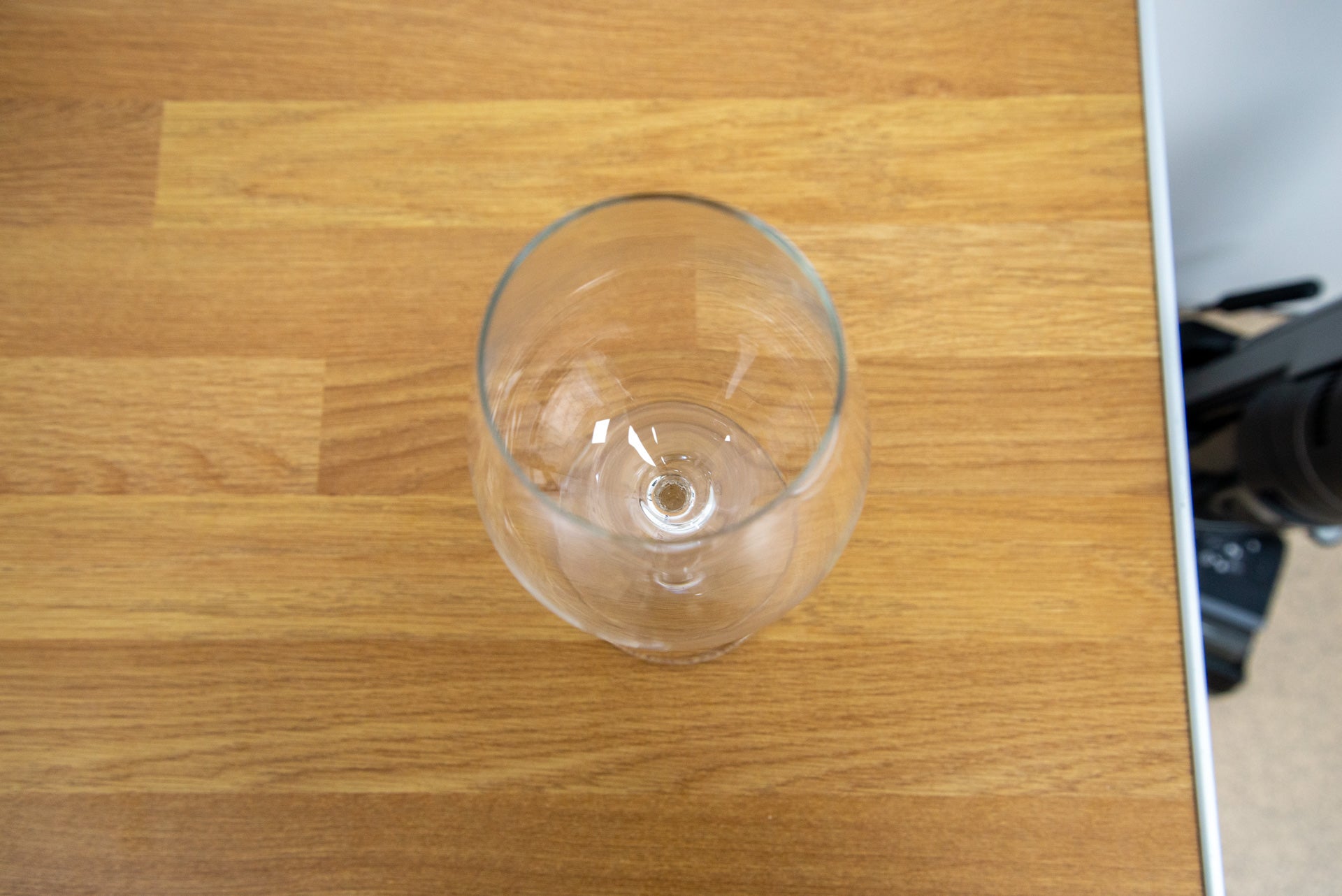 Hotpoint HSFO3T223WXUKN clean wine glass