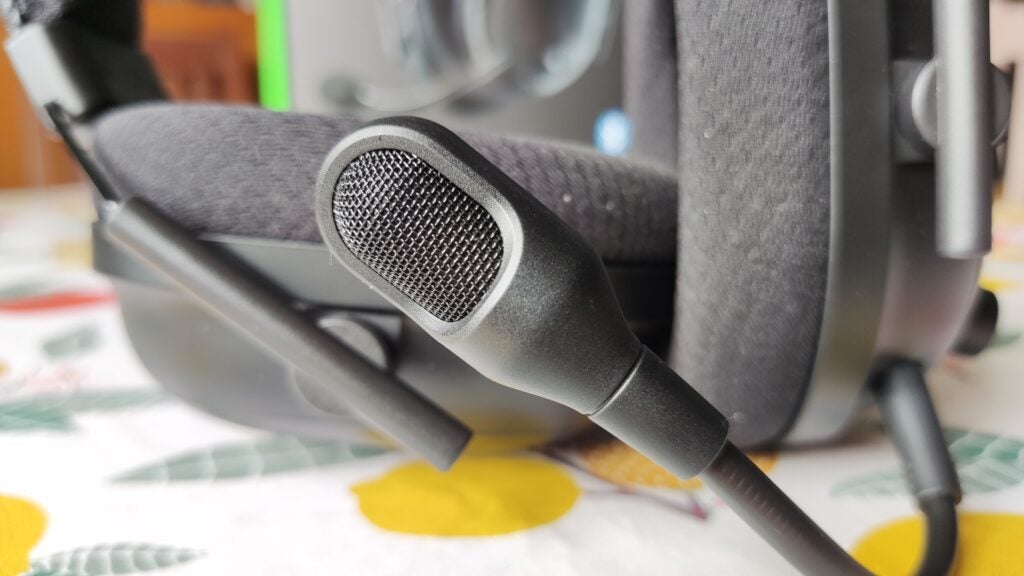 Крупный план микрофона Razer BlackShark V2 Pro 2023.