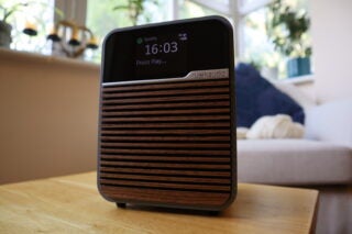 The Ruark R1S feature a 2.5-inch OLED display