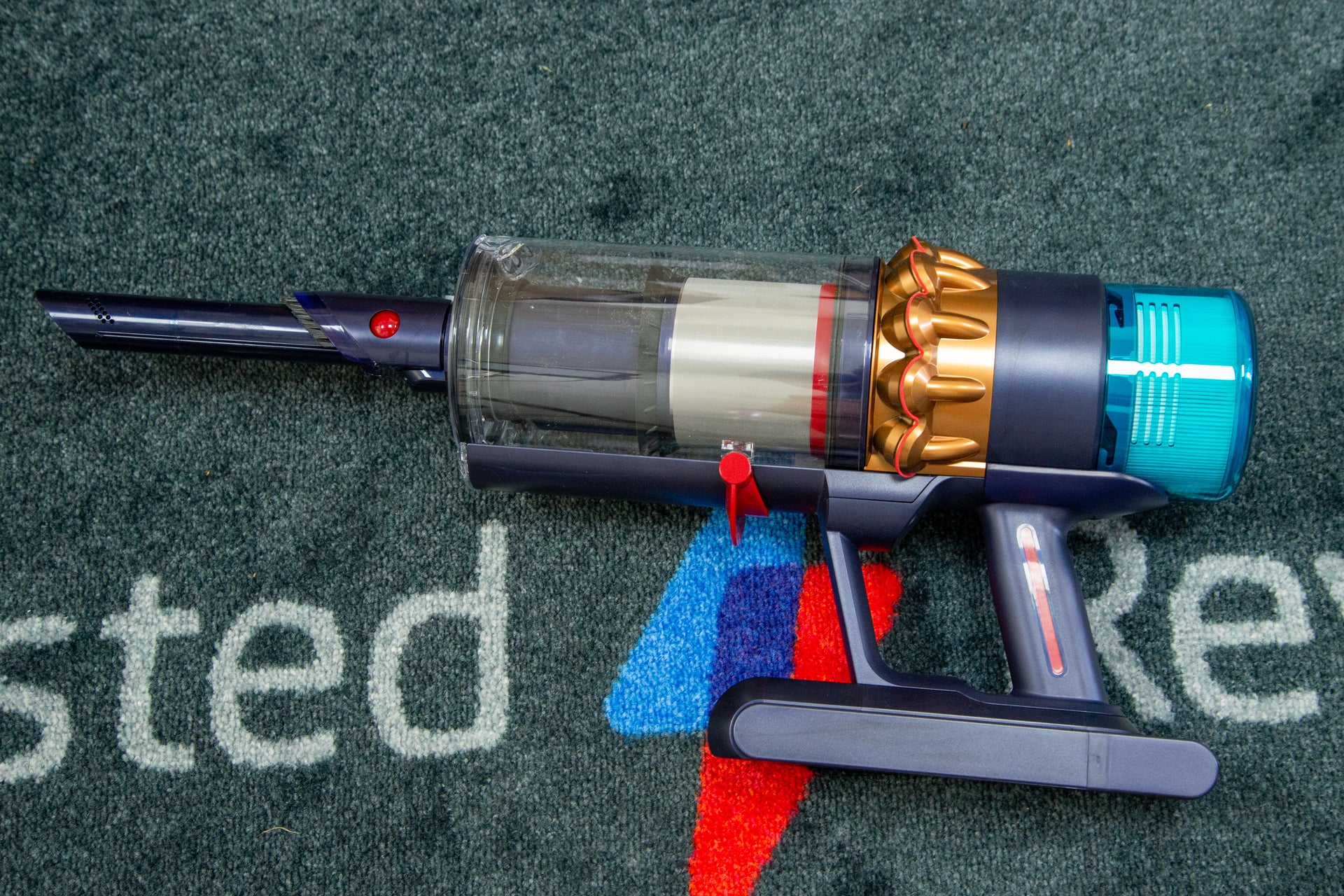 Dyson Gen5detect with integrated crevice tool