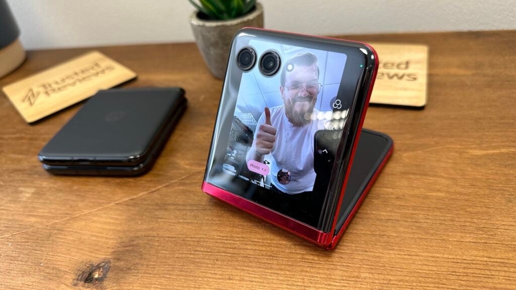 Camera preview on the exterior display of the Motorola Razr 40 Ultra
