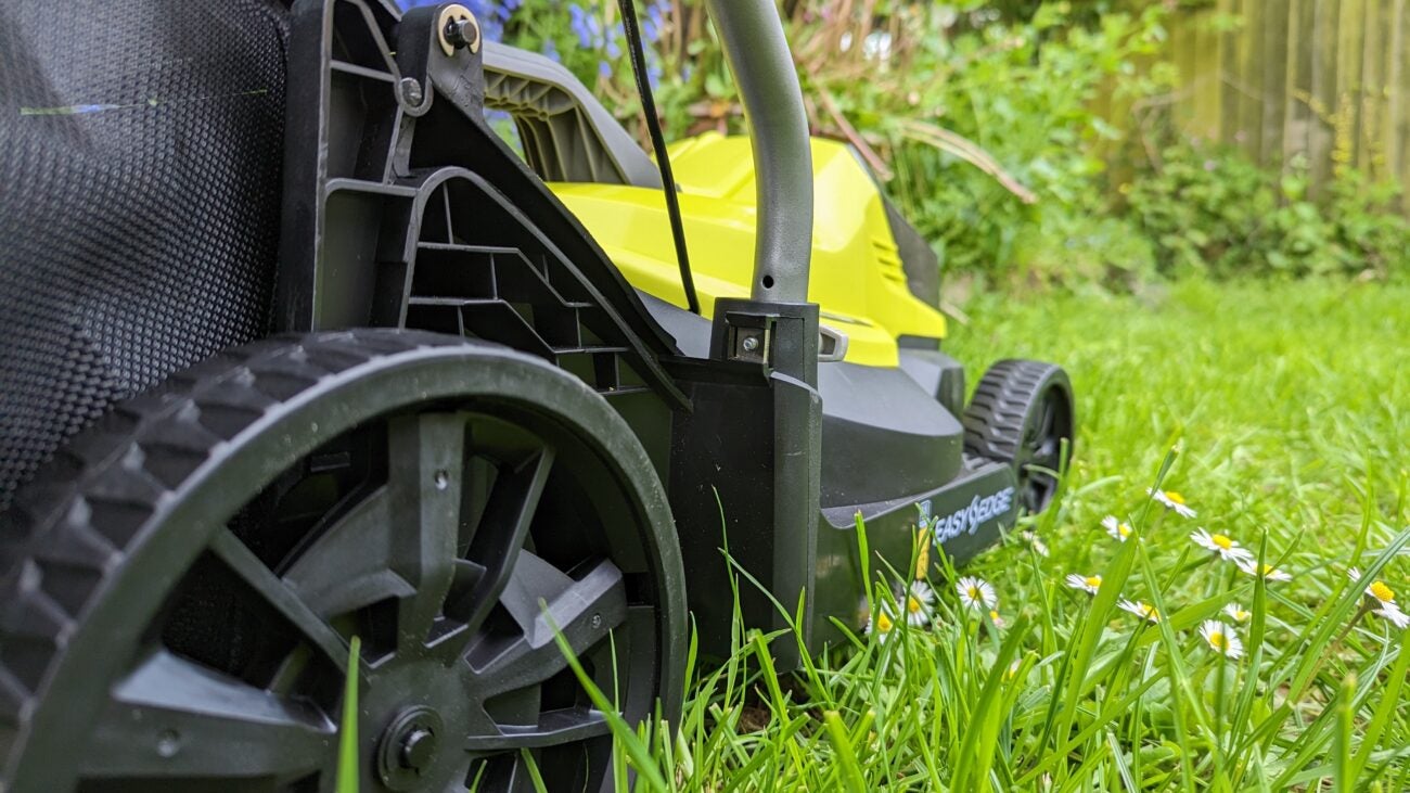 skruenøgle vitalitet strategi Ryobi One+ Cordless 33cm Lawnmower Review: Good cutting, short battery