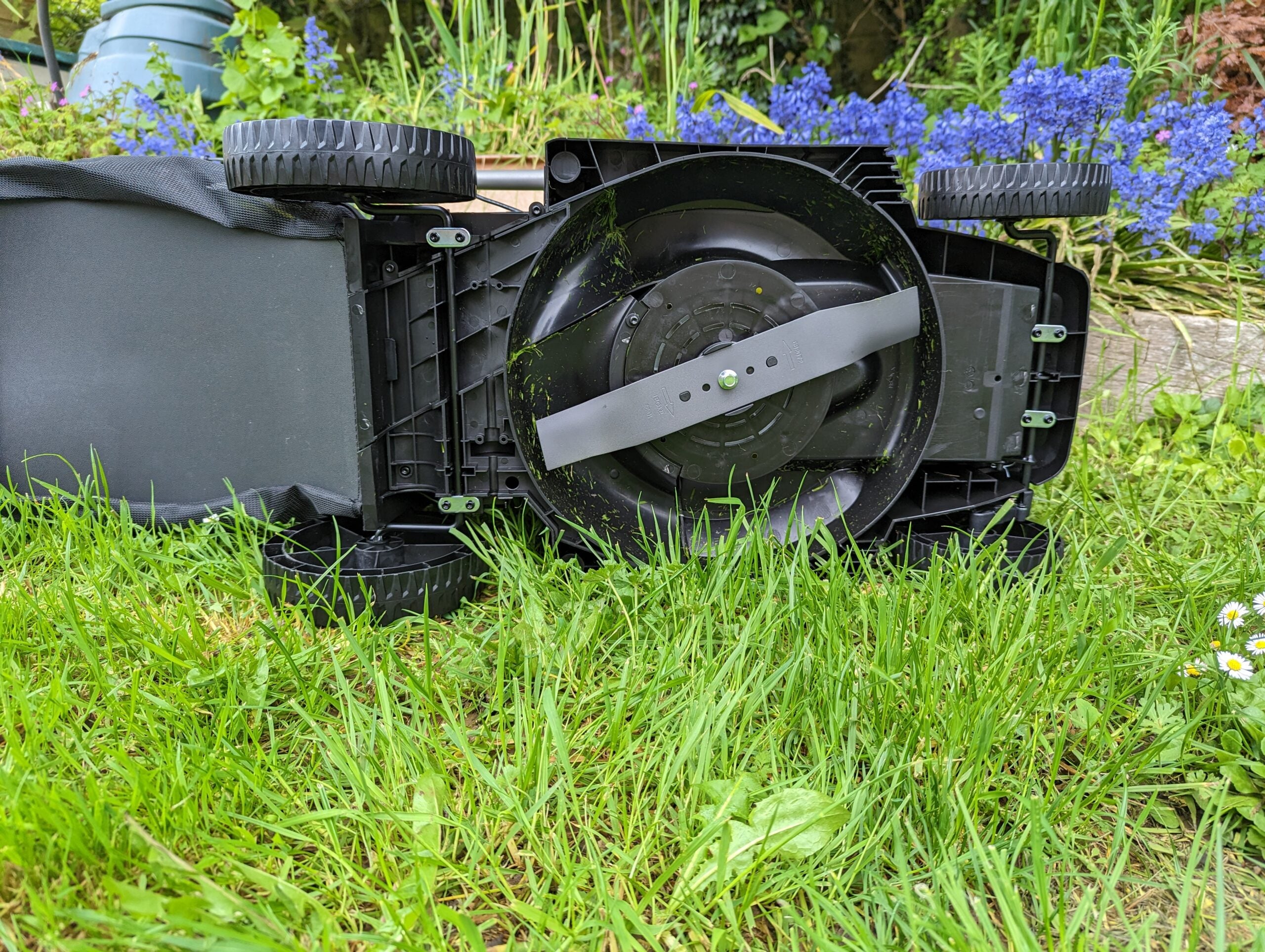 Ryobi One+ Cordless 33cm Lawnmower Review: Good cutting, short battery