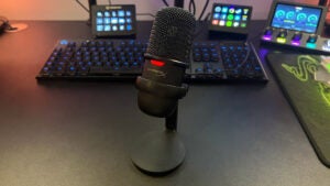 HyperX SoloCast - On Stand