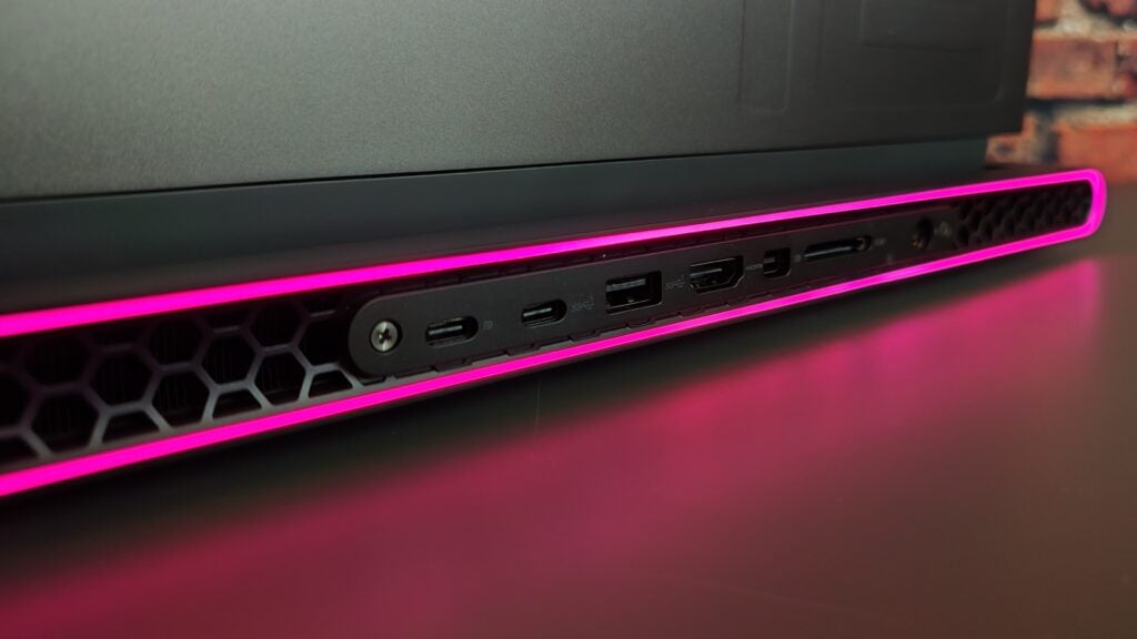 Alienware M16 R1 - Rear ports and light