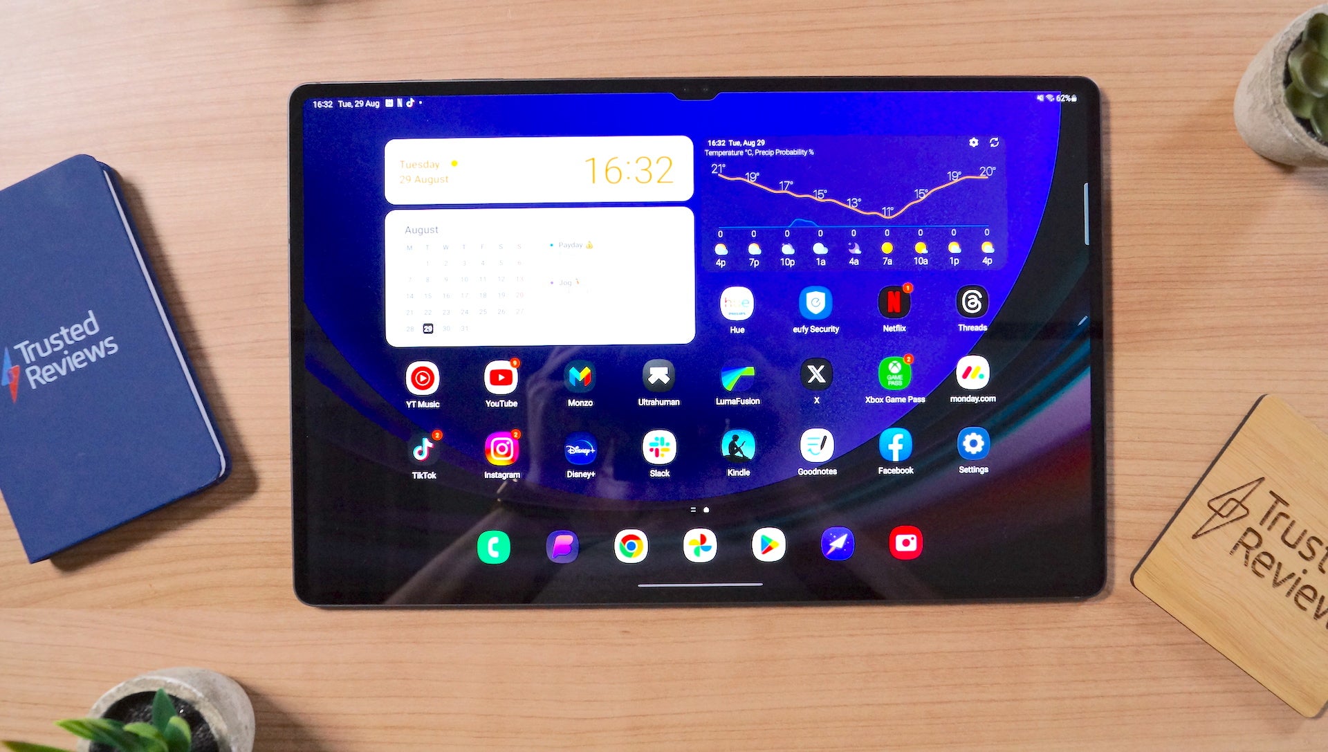 Samsung's giant 14.6-inch Android tablet has a Macbook-style display notch