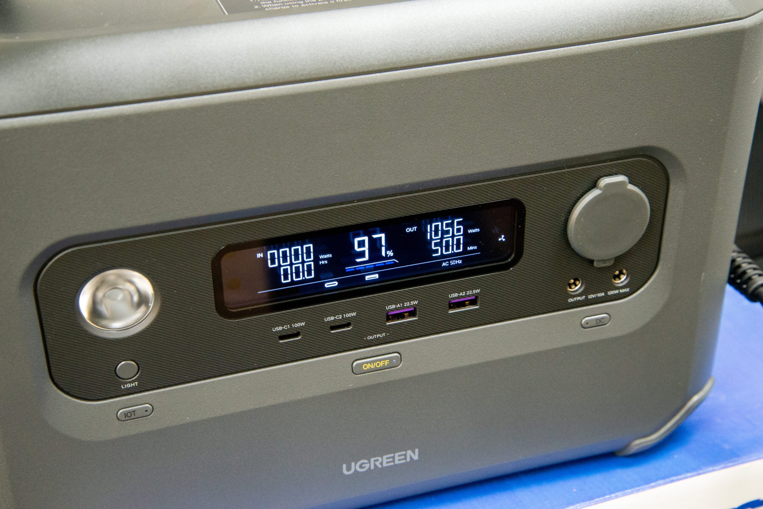 Pantalla UGreen PowerRoam GS1200 que muestra la salida actual