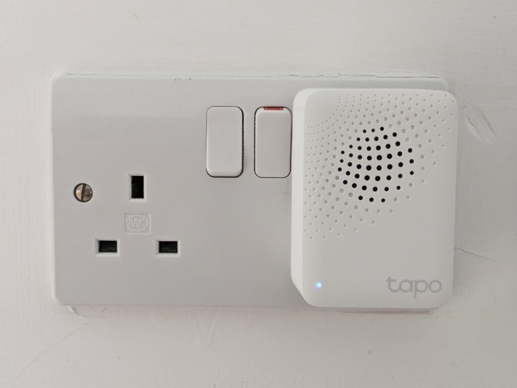 TP-Link Tapo H100 Smart Hub with Chime plugged in