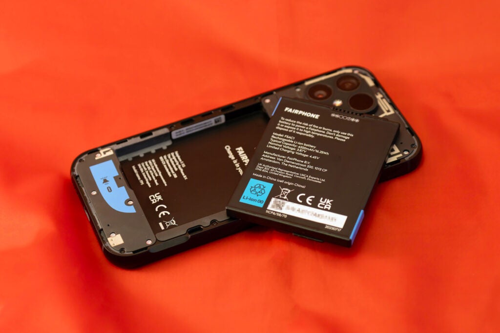 Fairphone 5 with battery removedFairphone 5 opened showing removable battery and internals.
