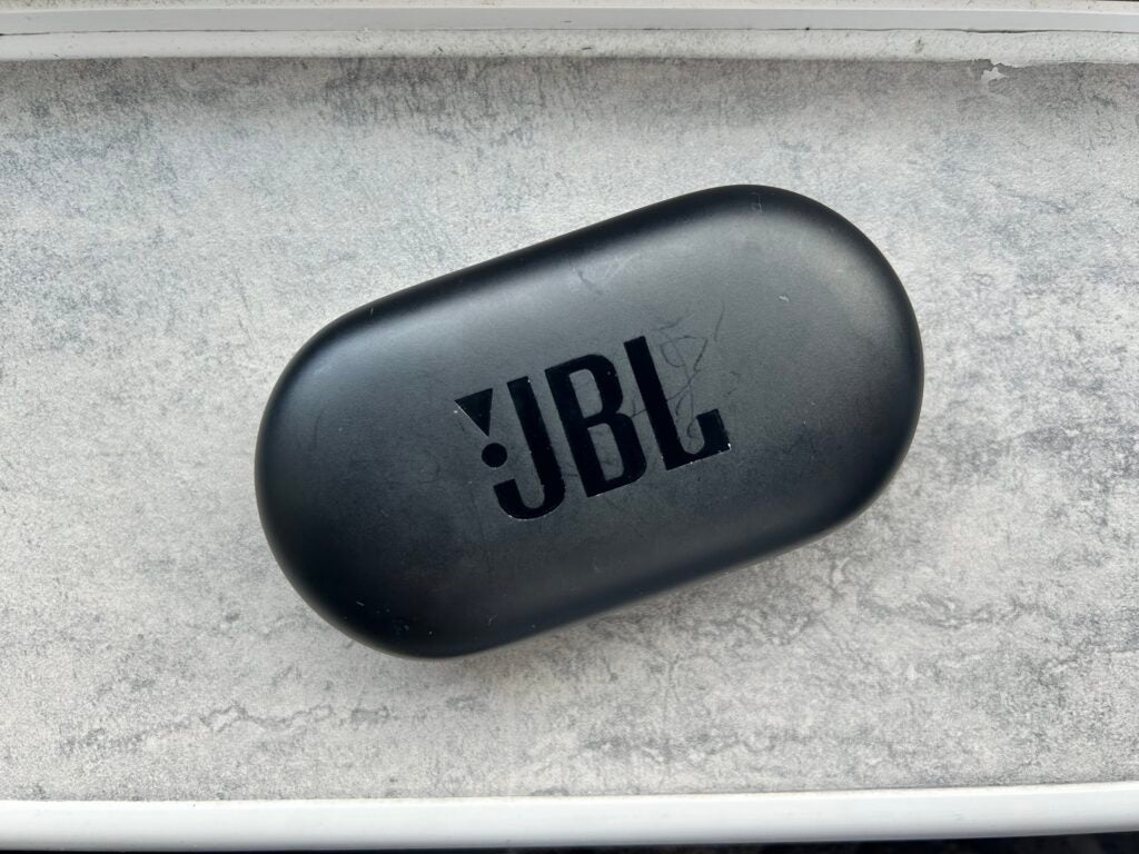 JBL Soundgear Sense charging case