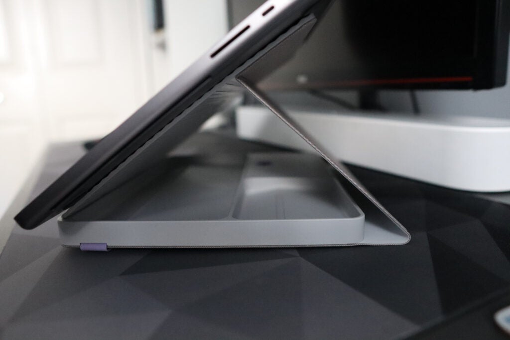 MacBook On Riser — всплывающий стол Logitech Casa