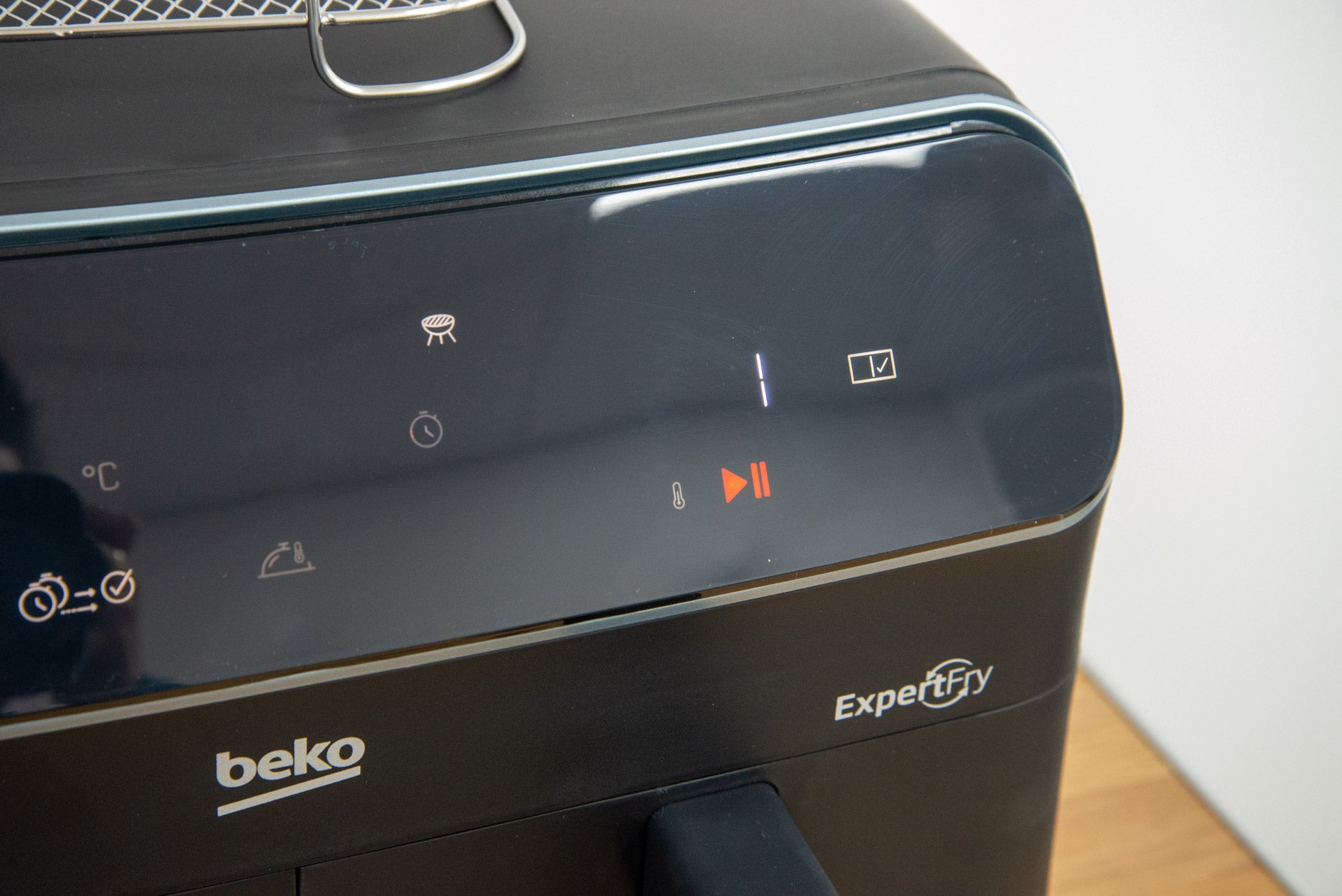 Beko ExpertFry Dual Zone Air Fryer controls