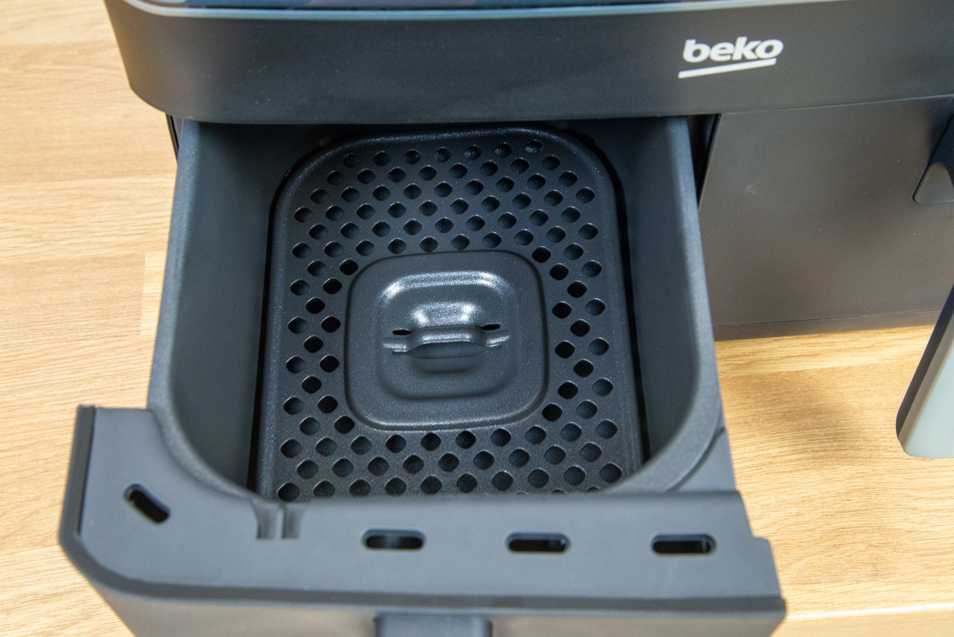 Beko ExpertFry Dual Zone Air Fryer drawer