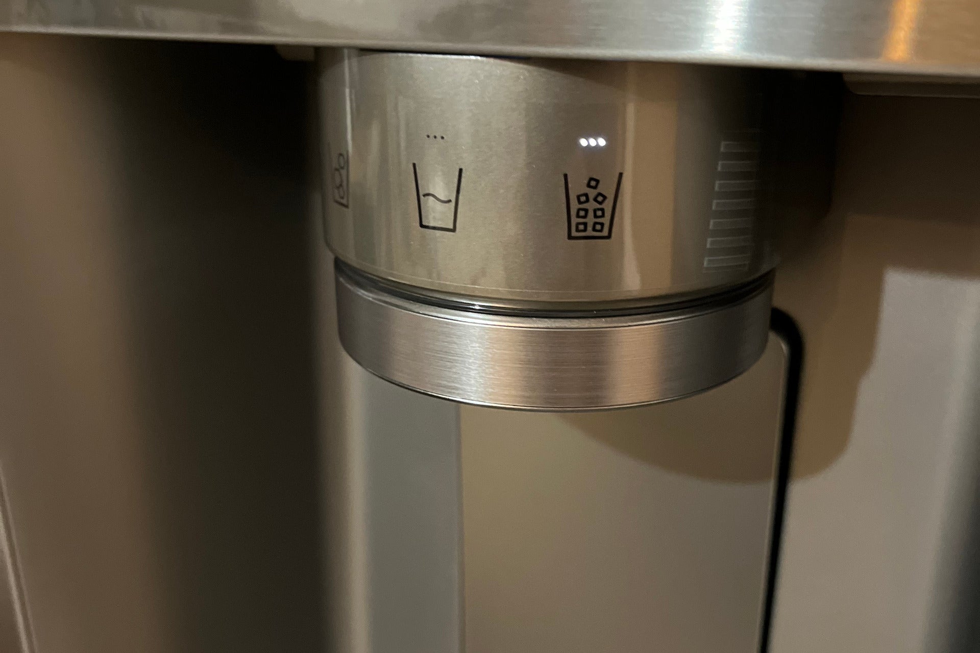LG LRYKC2606S ice and water dispenser