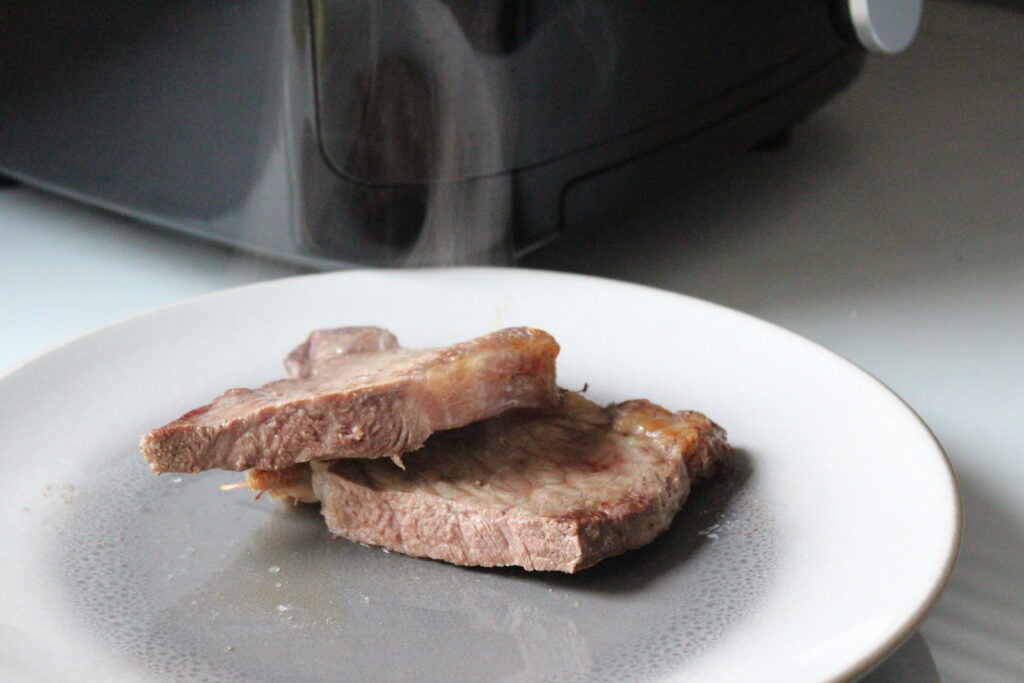 Salter XL Digital Steam Air Fryer steakSteak slices on a plate with air fryer in background