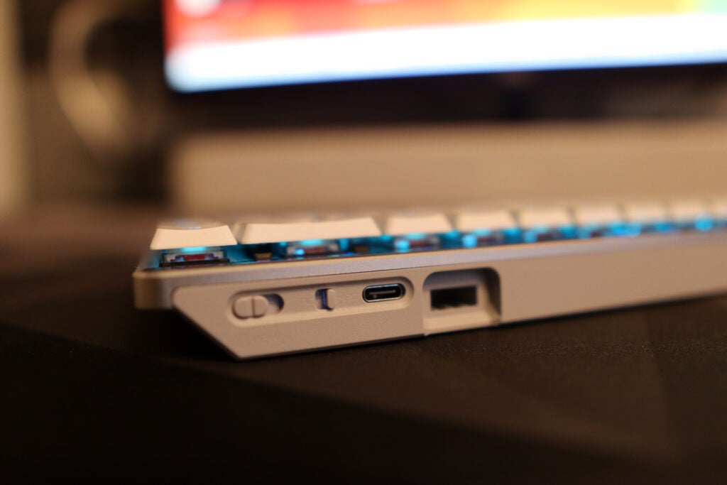 Задние переключатели и USB-порт — Asus ROG Falchion RX Low Profile