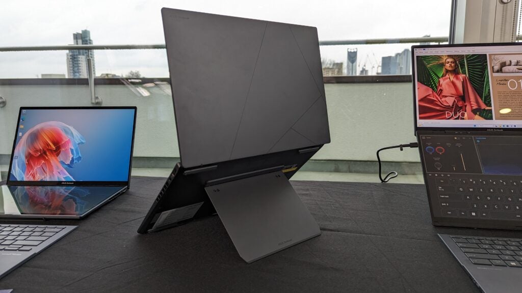 Asus ZenBook Duo (2024) stand