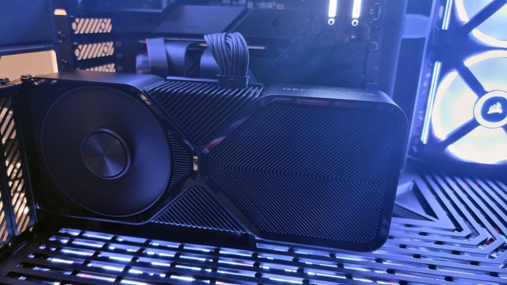 GeForce RTX 4070 Super от Nvidia работает на испытательном стенде Trusted Reviews.