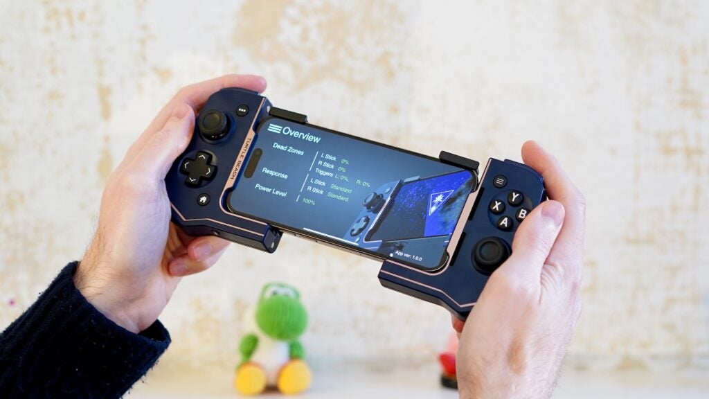 Turtle Beach Atom Overview appHands holding Turtle Beach Atom mobile gaming controller.
