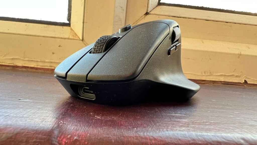 An angled view of the Keychron M6.