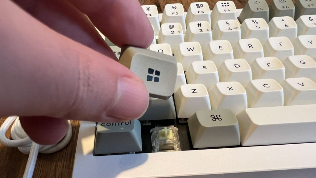 Switching MacOS keycaps out in favour of Windows on the Keychron Q1 Max.
