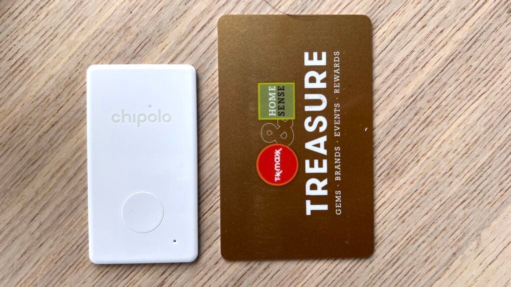บัตร Chipolo ถัดจากบัตรเครดิต