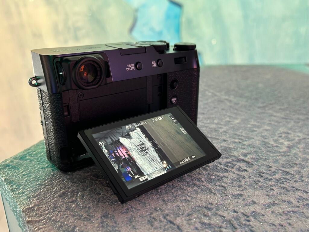 Поворотный монитор Fujifilm X100VI