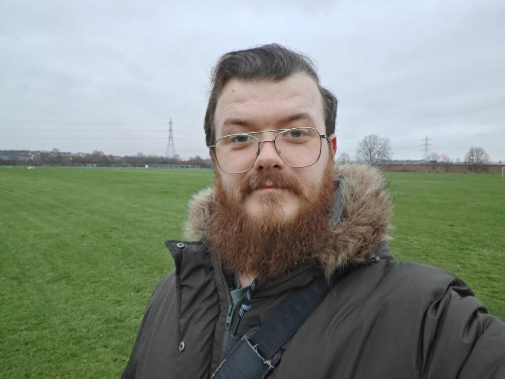 Honor Magic 6 Pro selfie sampleMan with glasses taking a selfie in a park.
