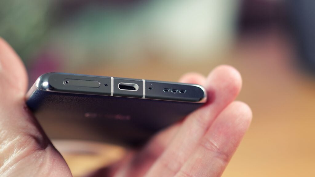 Oppo Find X7 Ultra USB-C charging port
