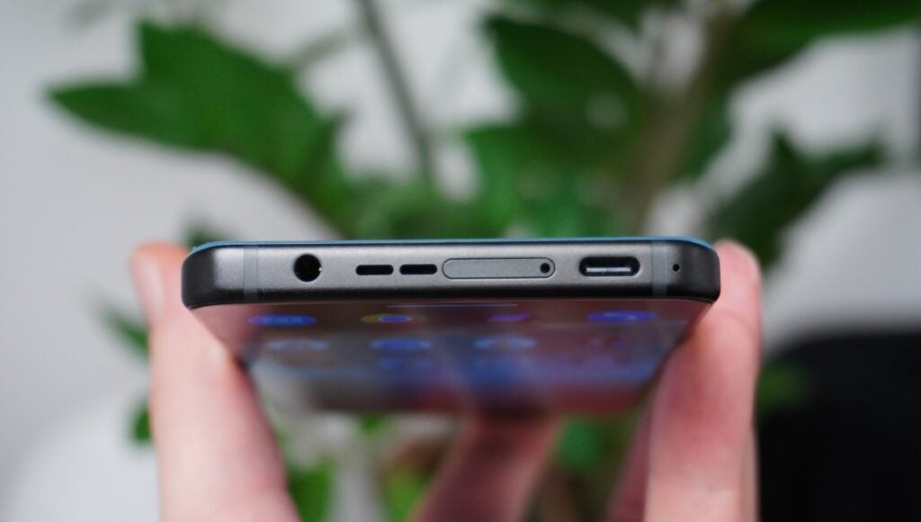 Asus ZenFone 11 Ultra USB-C and 3.5mm headphone port