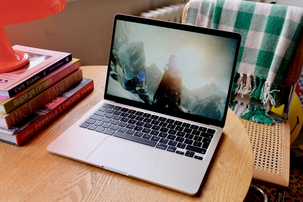 MacBook Air M3 grający w Tomb Raider