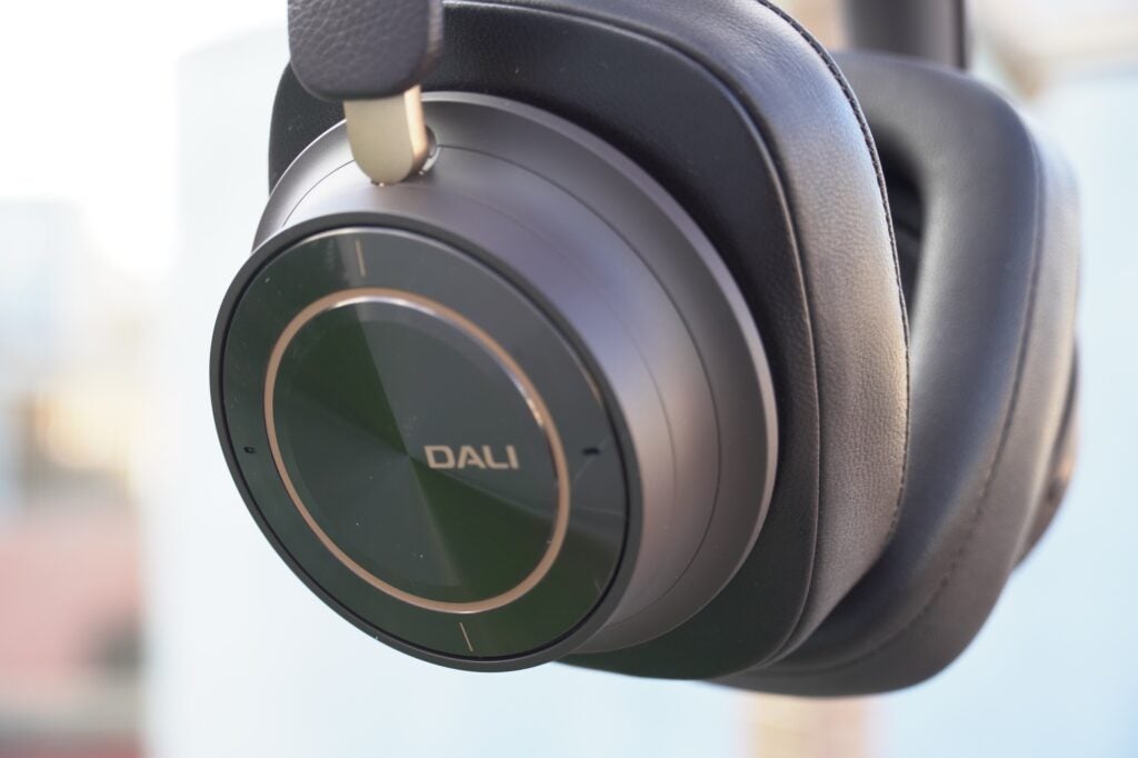 Dali IO-12 earcup design