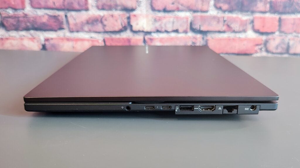 Asus Vivobook Pro 15 OLED — правый