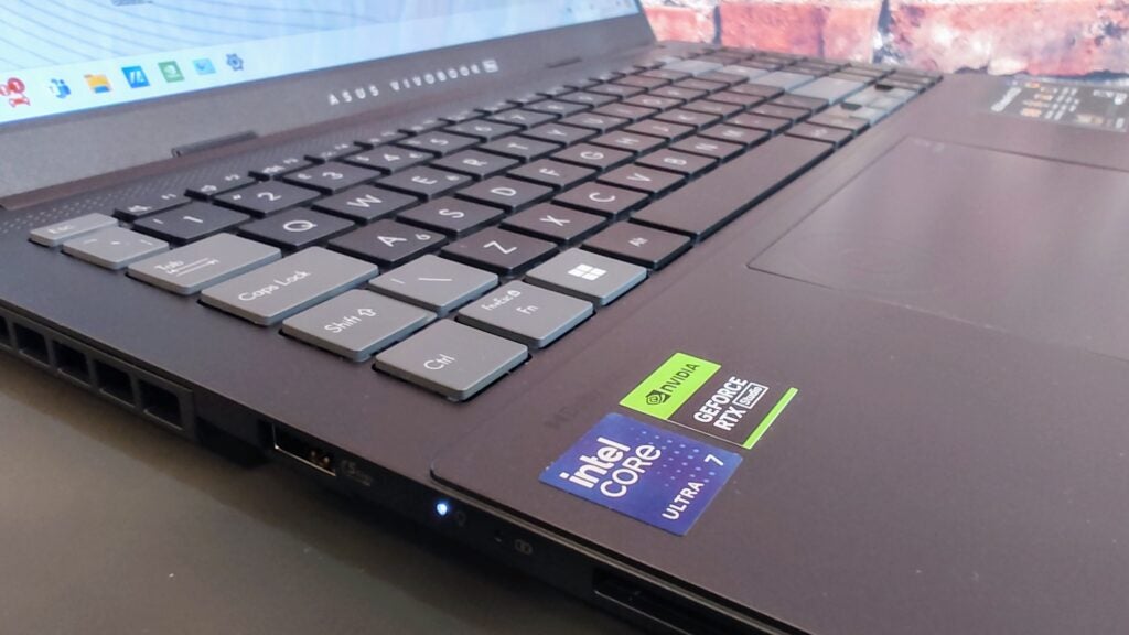 Asus Vivobook Pro 15 OLED — угол наклона клавиатуры