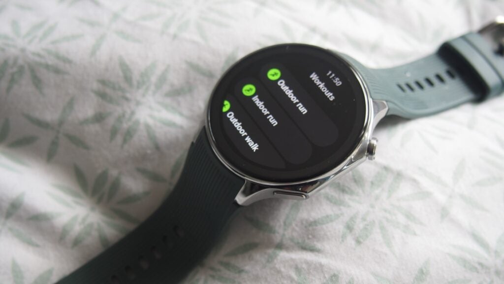 OnePlus Watch 2 exercise trackingOnePlus Watch 2 displaying workout options on screen.