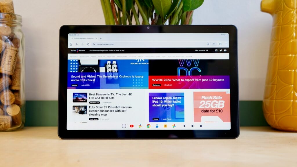 Acer Iconia Tab P11 พร้อมเว็บเบราว์เซอร์ Chrome ที่ทำงานอยู่