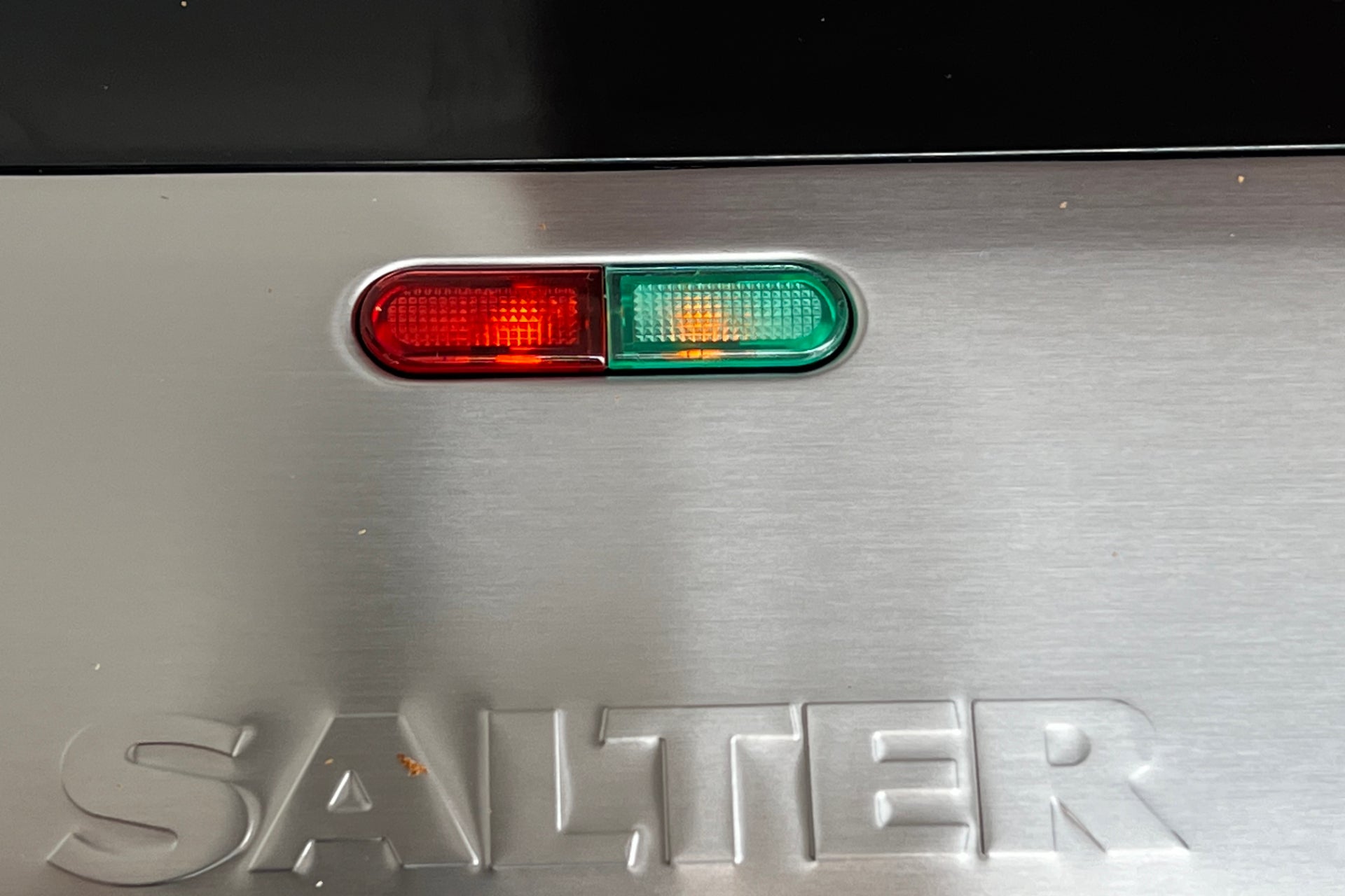 Salter EK2143 3-In-1 Snack Maker indicator lights
