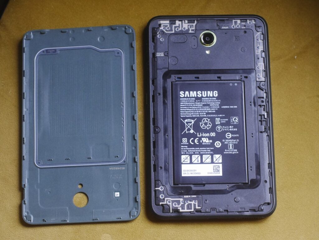 การถอดฝาครอบด้านหลังของ Samsung Galaxy Tab Active 5