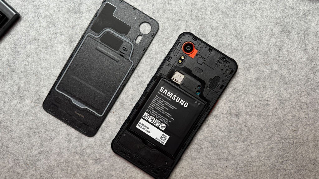 Taking off the Samsung Galaxy XCover 7 rear panel