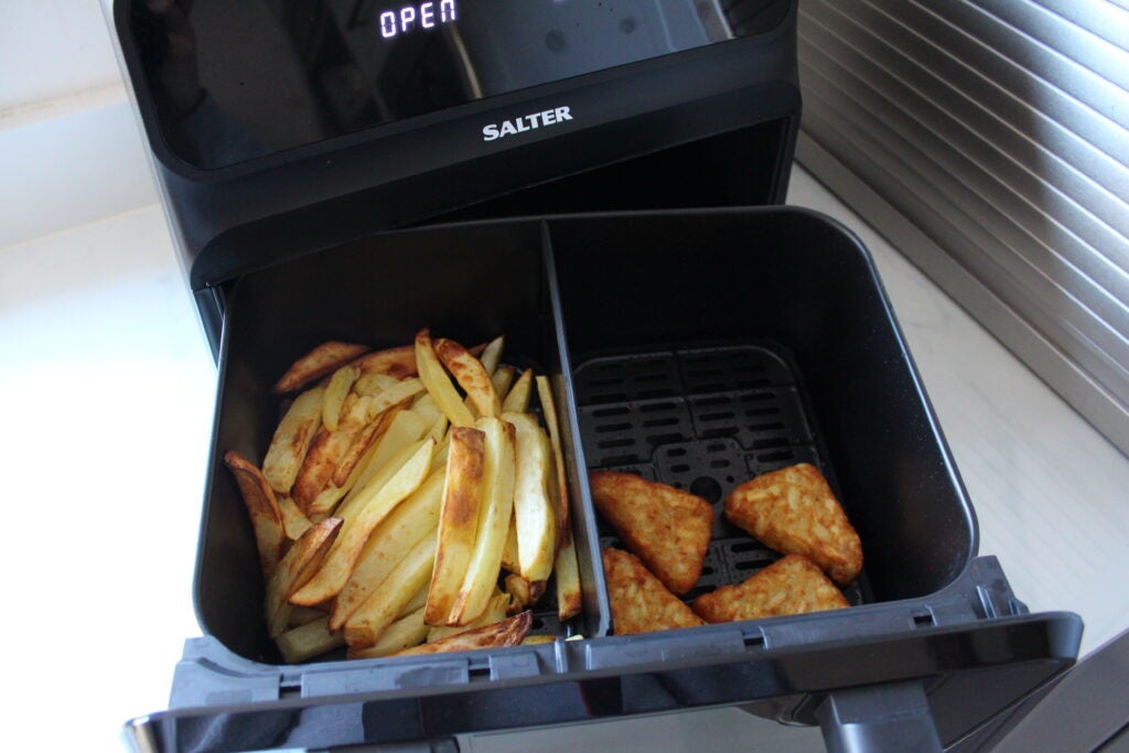 Salter Fuzion Dual Air Fryer cooked chips and hash browns in drawerSalter Fuzion Dual Air Fryer with fries and hash browns.